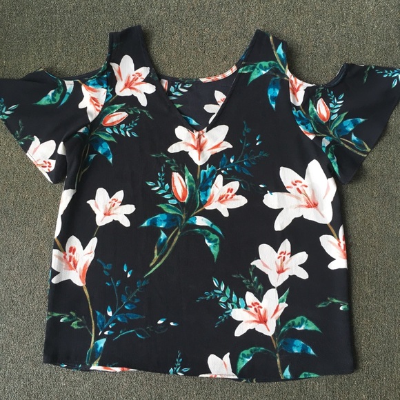 c&e Tops - Cold Shoulder Floral Top- Medium